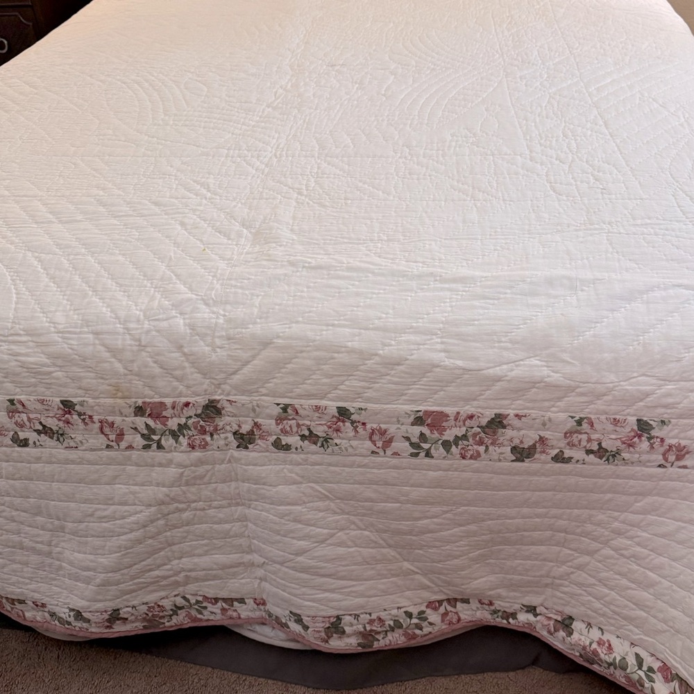 White Quilt with Pink Floral Decorative Details - Full Size - Picture 3 of 11